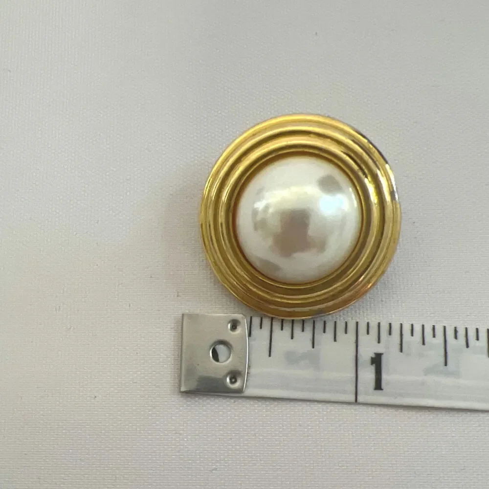 VTG Carolee Large Gold Tone Faux Mabe Pearl Button Clip On Earrings